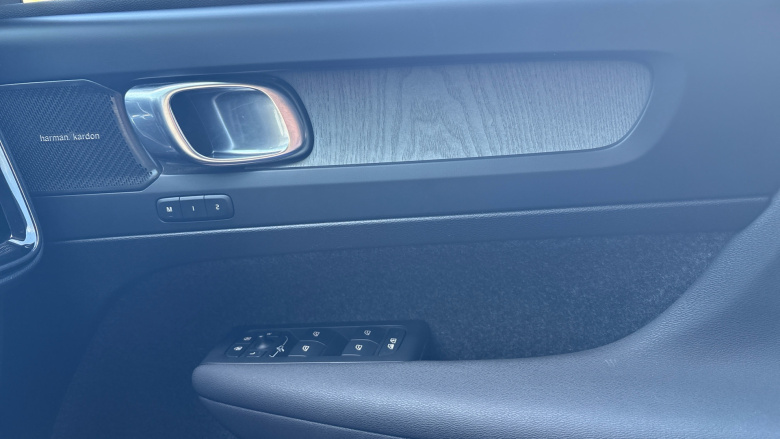 Volvo XC40 2.0 B4P Ultra Dark 5dr Auto Petrol Estate